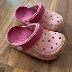 140 size 5 toddler girl croc looking shoes summer pink slip ons